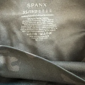 💕 2/$35 💕 NWOT Spanx Booty Boost Active 7/8 Leggings in camo, size XS. thumbnail 3