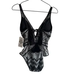 BECCA‎ Show & Tell Crochet Plunge Medium One Piece Black and White Swimsuit thumbnail 6