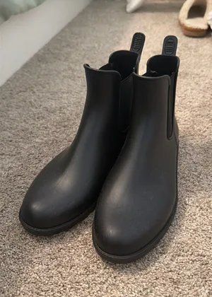 Amazon Black Rainboots thumbnail 1