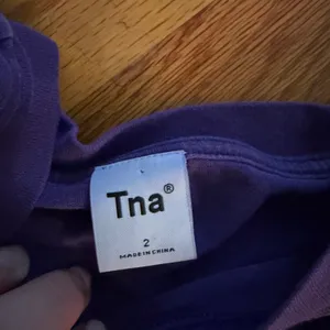 Tna Aritzia Cropped Short Sleeve T-Shirt Size 2 Purple 100% Cotton OTC3-10166-11 thumbnail 3