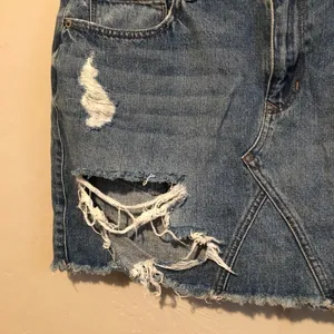 Express‎ Distressed Denim Mini Skirt Blue Size 12 thumbnail 3