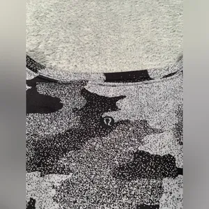 Lululemon athletica Camo cropped T-Shirt - Black and Gray thumbnail 6