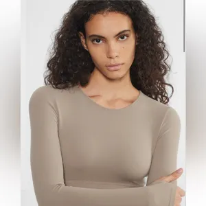 Aritzia BUTTER Mobility Longsleeve Crop Top - workout top in nomad Taupe size M thumbnail 15