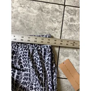 Niyama Sol Womens Sport Short Awesome Black White Leopard Print Small NEW thumbnail 3