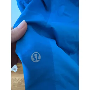 Lululemon Athletica Blue Hooded Windbreaker Jacket Thumbholes Running Sz 6 thumbnail 3