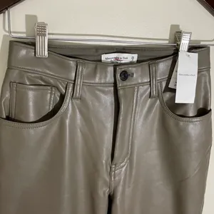 NWT Abercrombie and Fitch The 90s Straight Leg High Rise Vegan Leather Pants 2S thumbnail 4