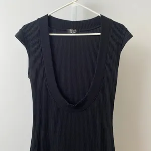 REVIR Ribbed Office Siren Clean Minimalist Deep Scoop Neck Midi Dress S Black thumbnail 2