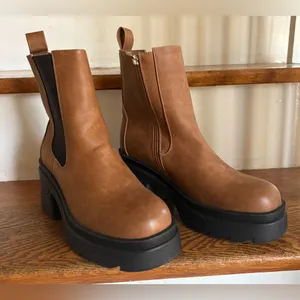 New York‎ & Company Tesla Block Heel Faux Leather Chelsea Boots Size 11 NWOT thumbnail 2