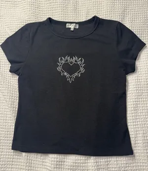 Riley & James Black Baby Tee XL Cropped Rhinestone Heart Flames Embellished Y2K thumbnail 1