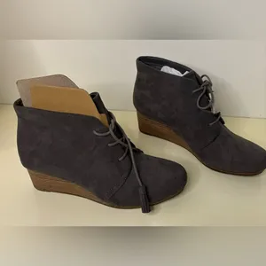 New without box - Dr.Scholls Gray Suede Ankle Boots - 8.5 thumbnail 3