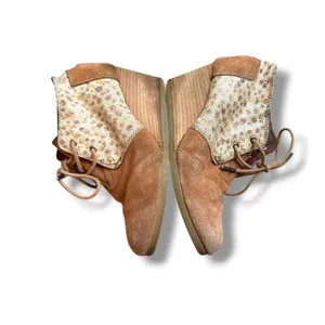 TOMS Desert Wedge Booties Womens 6.5 Tan Suede Metallic Floral Ankle Boots thumbnail 3