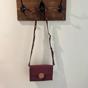 NWT Charles &‎ Keith Burgundy Circular Push Lock Crossbody Bag thumbnail 4
