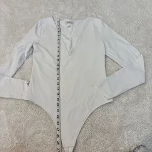 Aritzia Babaton Contour Womens L VNeck Long Sleeve White Preppy College Minimalist Glam thumbnail 4