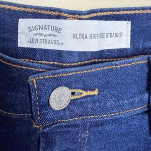 Signature by Levi Strauss Jeans 13 W31 Mid Wash High Rise Distressed Raw Hem thumbnail 3
