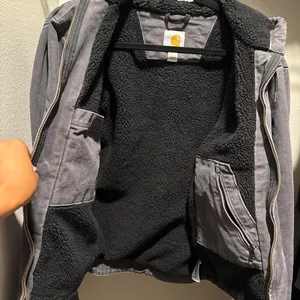 vintage 2000's faded black/ charcoal grey carhartt hooded jacket J141. Size S thumbnail 6