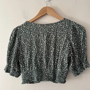 American Eagle Green‎ Ditsy Floral Wrap Peasant Puff Festival Crop V-Neck Top thumbnail 7