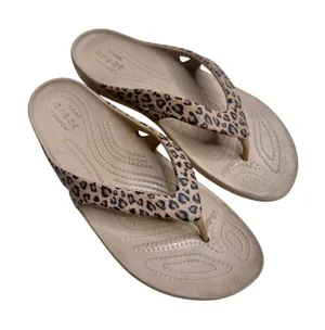 CROCS Women's 9 Kadee II Leopard Print Thong Flip Flop Sandal Shoes Tan thumbnail 1