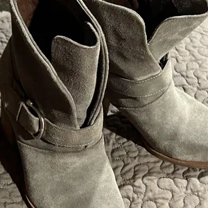Isola Lavoy Grey Leather Stacked Heel Ankle Boots Size 7M Gorgeous NWOT thumbnail 1