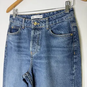 Zara Women’s High Rise Straight Leg Jeans Size 4 Button Fly Blue Wash thumbnail 6