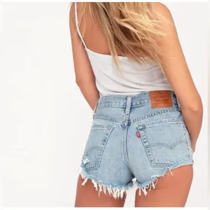 Levi’s 501 Distressed Denim Shorts Light Wash Frayed Hem Button Fly thumbnail 2