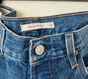 Levi's NWOT wedgie straight ripped jeans size 31 thumbnail 3