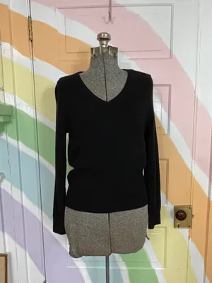 Quince 100% Mongolian Cashmere Black V-Neck Sweater Sz S 🧡🎀 thumbnail 3