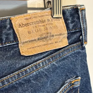 Abercrombie & Fitch Vintage Dark Wash Wide Leg Jeans - size 10 thumbnail 3
