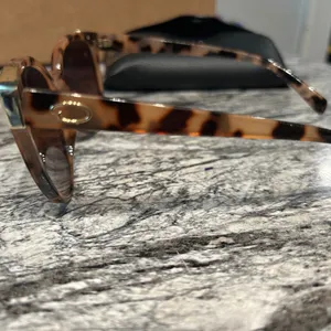 Oscar de la Renta Stylish Tortoise Shell Sunglasses thumbnail 5