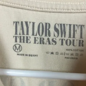 Taylor Swift The Eras Tour Cream Band Tee size M thumbnail 3