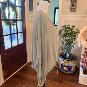 O’Neill NWOT Evergreen V-Neck Balloon Sleeve Flowy Blouse with Tie Bottom thumbnail 3