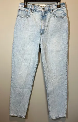 Abercrombie & Fitch Curve Love 90s Straight Ultra High‎ Rise Jeans Light Wash 10 thumbnail 1