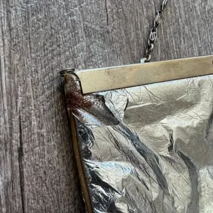Vintage 50s Silver Metallic Foil Clutch Handbag Kiss Lock Chain Strap Purse Bag thumbnail 10