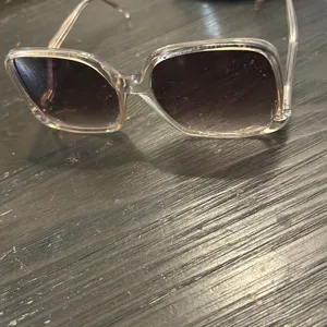 Stylish Women's Sunglasses thumbnail 2