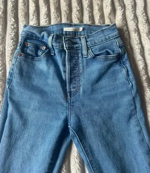 Levi’s Wedgie Straight Jeans thumbnail 1