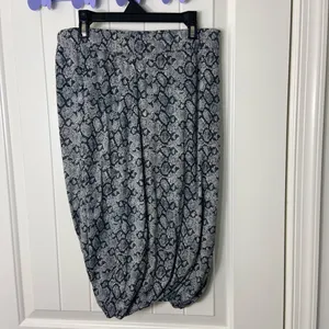 EUC Stone &‎ Sky women’s gray reptile print patterned soft stretch twist skirt S thumbnail 3