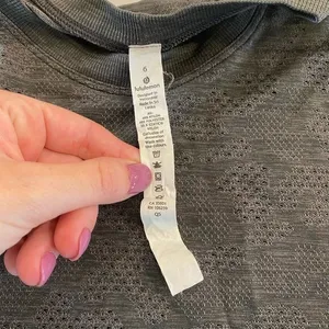 Lululemon Gray Long Sleeve Workout Top Shirt Size‎ 6 thumbnail 4