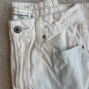 Abercrombie High Rise White Jeans Size 24 Short Curve Love thumbnail 2