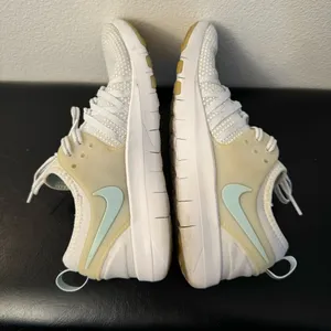 Nike Shoes Womens White Lace Up Free Reflect Training Running Athletic Sneakers thumbnail 6