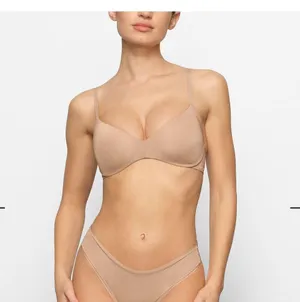 SKIMS Push-Up Plunge Bra thumbnail 2