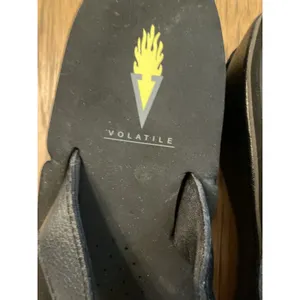 Volatile Women’s Black Thong Wedge Slip-On Sandals Logo Accent US 7.5 thumbnail 2