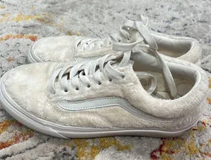 Vans w size 8 teddy fuzzy old school skate sneakers thumbnail 1