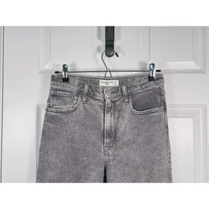 Abercrombie & Fitch The Mom High Rise Jeans 26 (2s) Gray Acid Wash 90s Grunge thumbnail 5