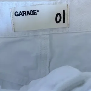 GARAGE Mom Shorts White Denim Cuffed Raw Hem Distressed Size 01‎ thumbnail 3