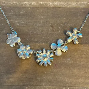 Liz Claiborne gold tone flower necklace thumbnail 6