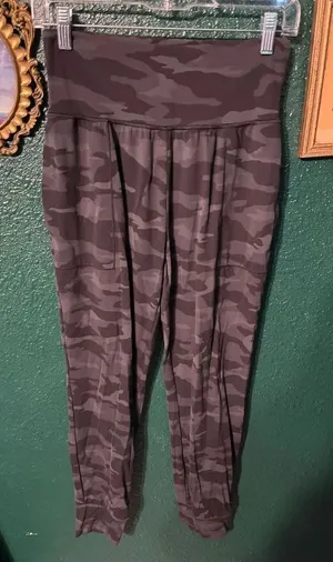 Athleta Camo Black Gray Salutation High Rise Joggers Size Small thumbnail 1
