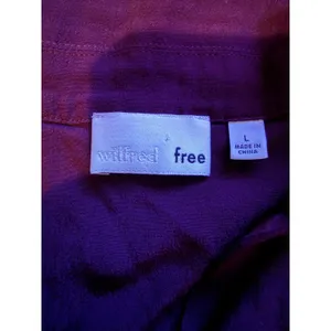Wilfred Free Aritzia Tie Front Crop Top Large Burgundy Purple Short Sleeve Rayon thumbnail 3
