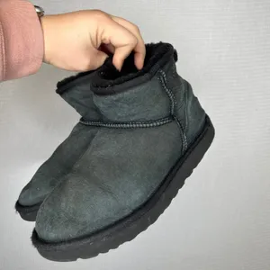 UGG Classic Ultra Mini Ankle Boots Black Suede Sheepskin Lined Women's‎ Size 9 thumbnail 3