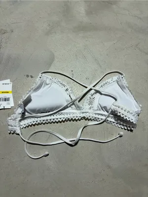 BECCA NWT White Crochet Triangle Bikini Top medium MSRP$126 thumbnail 4