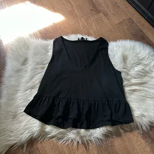 LULU’S Kinsey Black V-Neck Ruffled Crop Top thumbnail 3