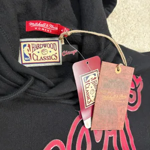 NWT Women's Mitchell & Ness Chicago Bulls Big Face 4.0 Cropped Hoodie Size L thumbnail 3